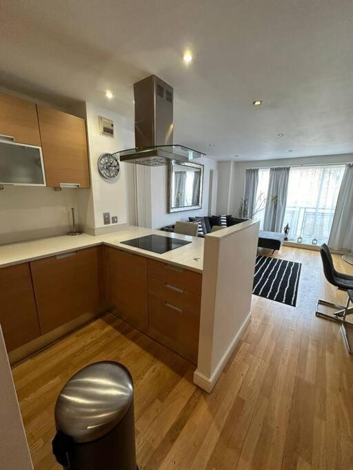 Апартаменты Two Br Flat 5 Mins Walk From Eye G96 Лондон