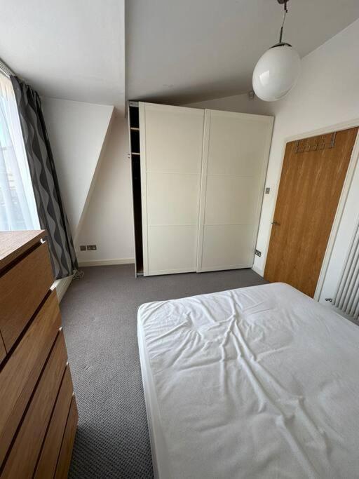 Two Br Flat 5 Mins Walk From Eye G96 Лондон
