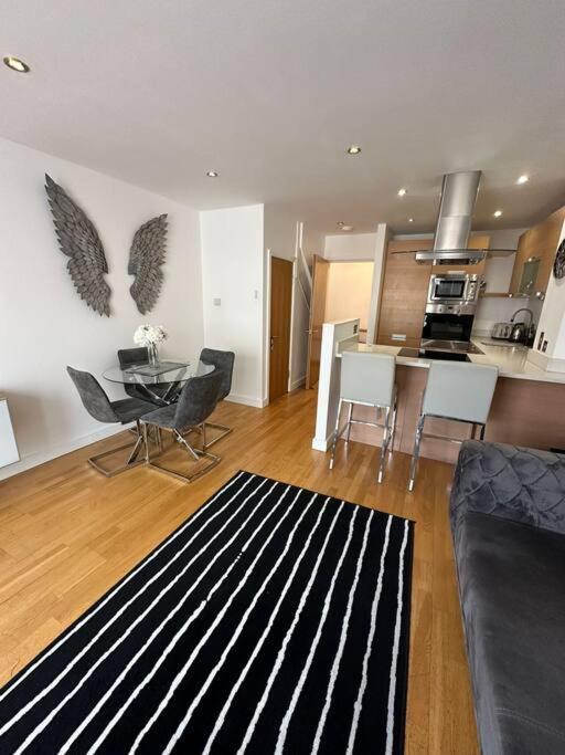 Two Br Flat 5 Mins Walk From Eye G96 * Лондон