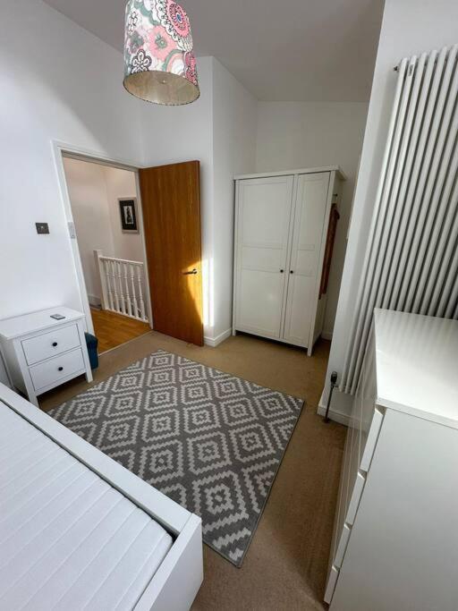 Two Br Flat 5 Mins Walk From Eye G96 Лондон