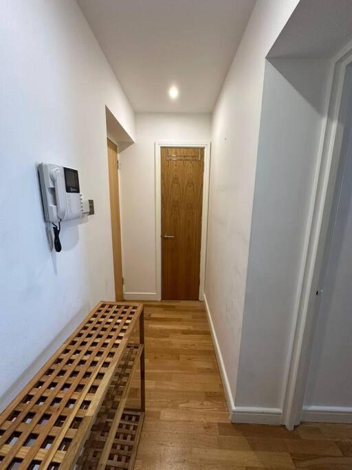 Апартаменты Two Br Flat 5 Mins Walk From Eye G96 *