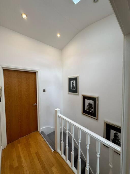 Two Br Flat 5 Mins Walk From Eye G96 Лондон