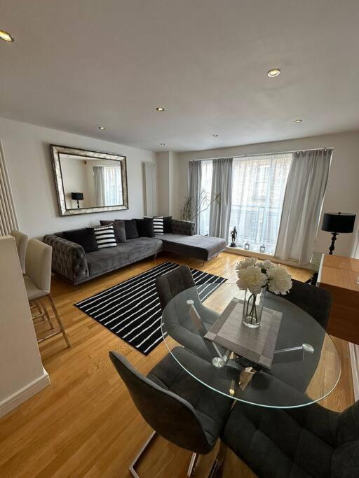 Two Br Flat 5 Mins Walk From Eye G96 Апартаменты