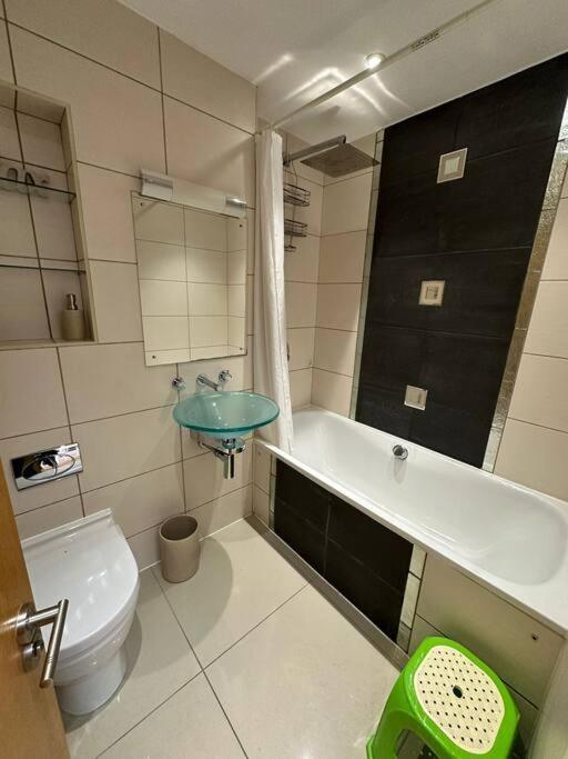 Two Br Flat 5 Mins Walk From Eye G96 Appartamento Londra